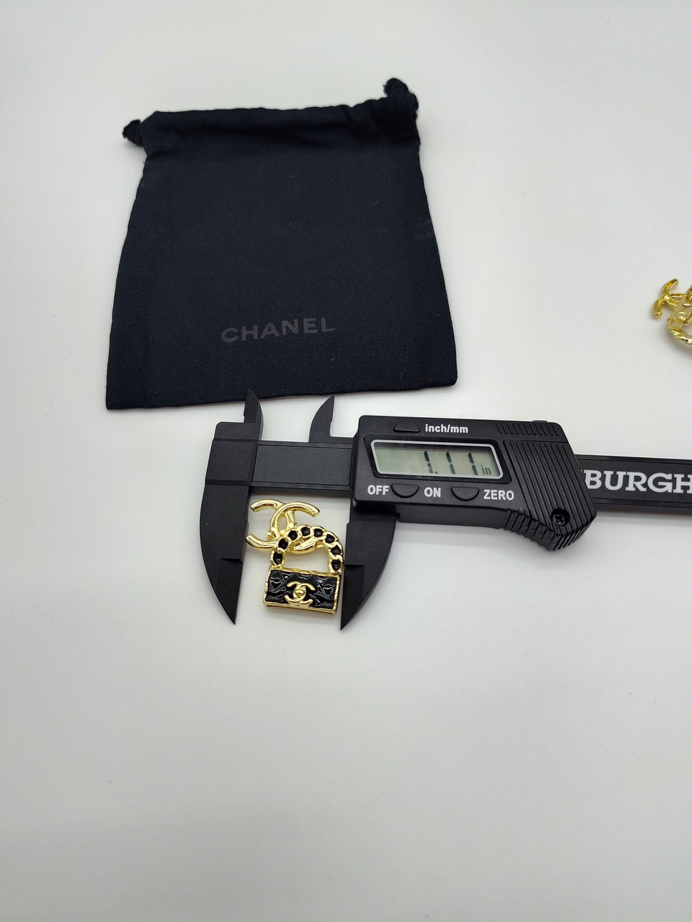 CHANEL Mini Handbag Brooch Pair Gold Tone Black Enamel CC Pins B21K And Dust Bag - Picture 4 of 5